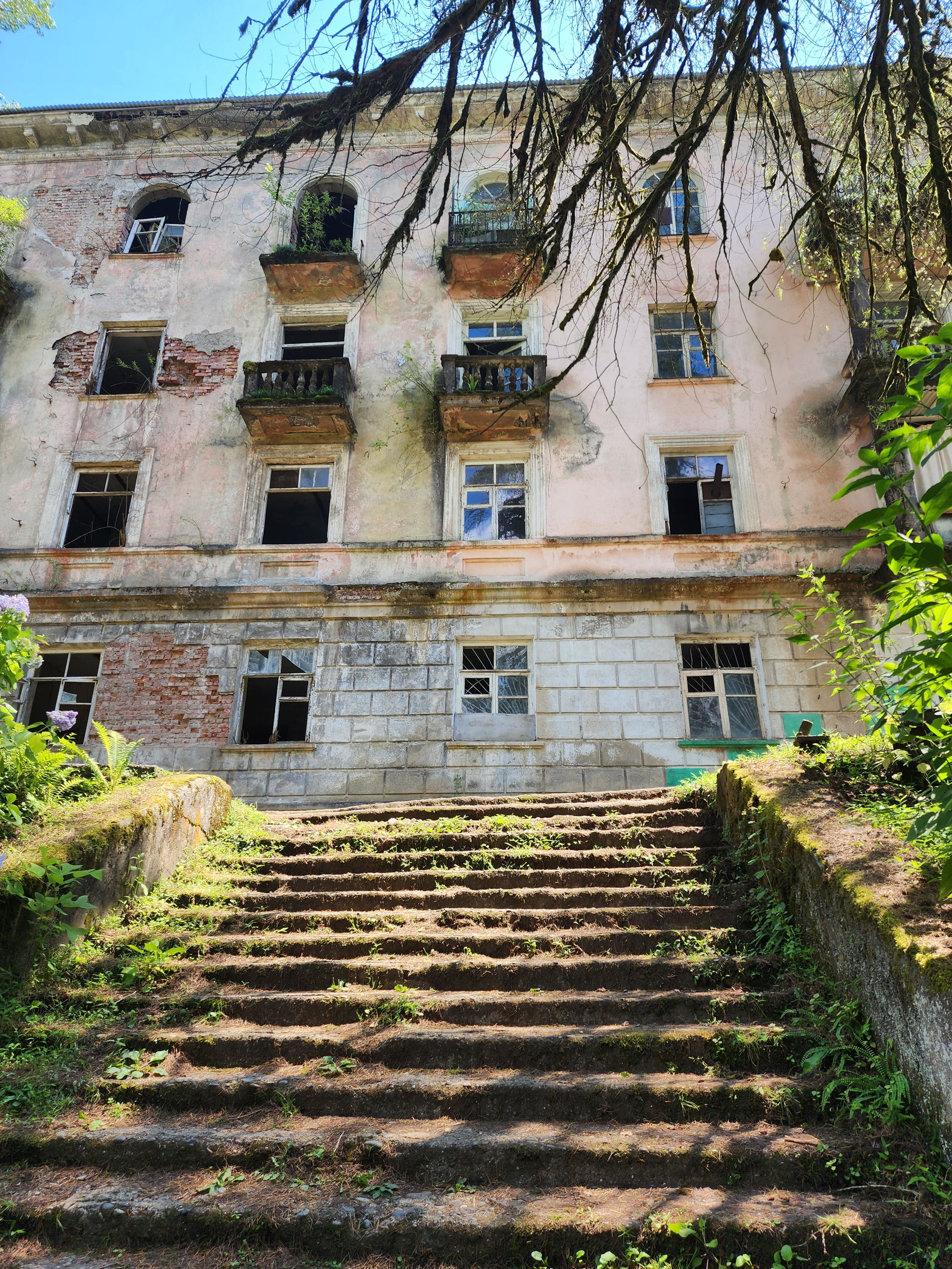 Экскурсия «Восточная Абхазия: города-призраки Ткуарчал и Акармара ...
