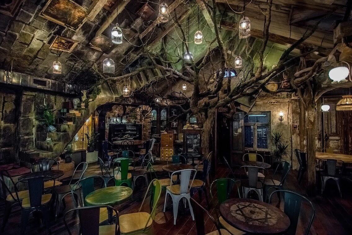 Дом с галдарейками в москве. Дом в котором москва адрес. Дом в котором москва адрес. Дом в котором бар москва. Дом с рыцарями арбат 35.