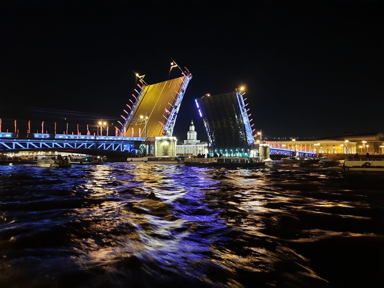 Разведение мостов на неве. Изумрудный мост питер. Мосты санкт-петербурга дворцовый мост. Ночная экскурсия по санкт-петербургу разводные мосты. Разводные мосты васильевского острова в санкт-петербурге.